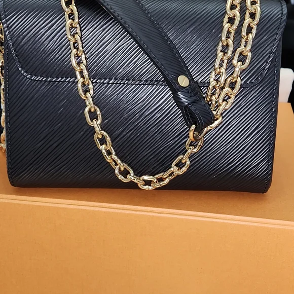 Louis Vuitton - Picture 8 of 9